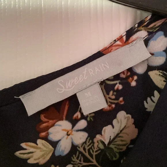 Sweet Rain Size M Silky Navy Floral Blouse - Picture 2 of 5